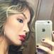 Mujer se hace viral por viajar en su baño por todo el mundo