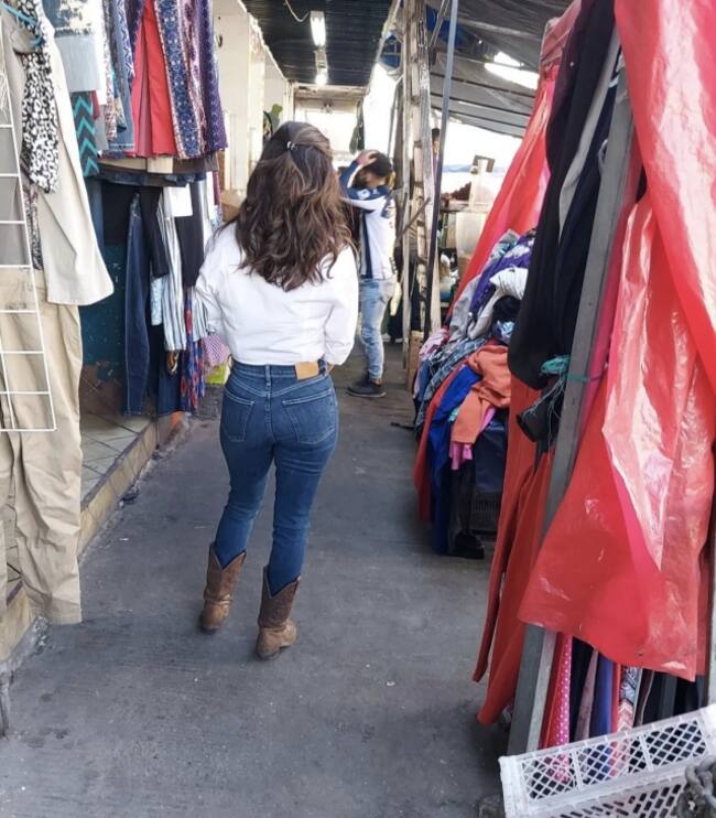 Eva Longoria paseando por un tianguis en Monterrey