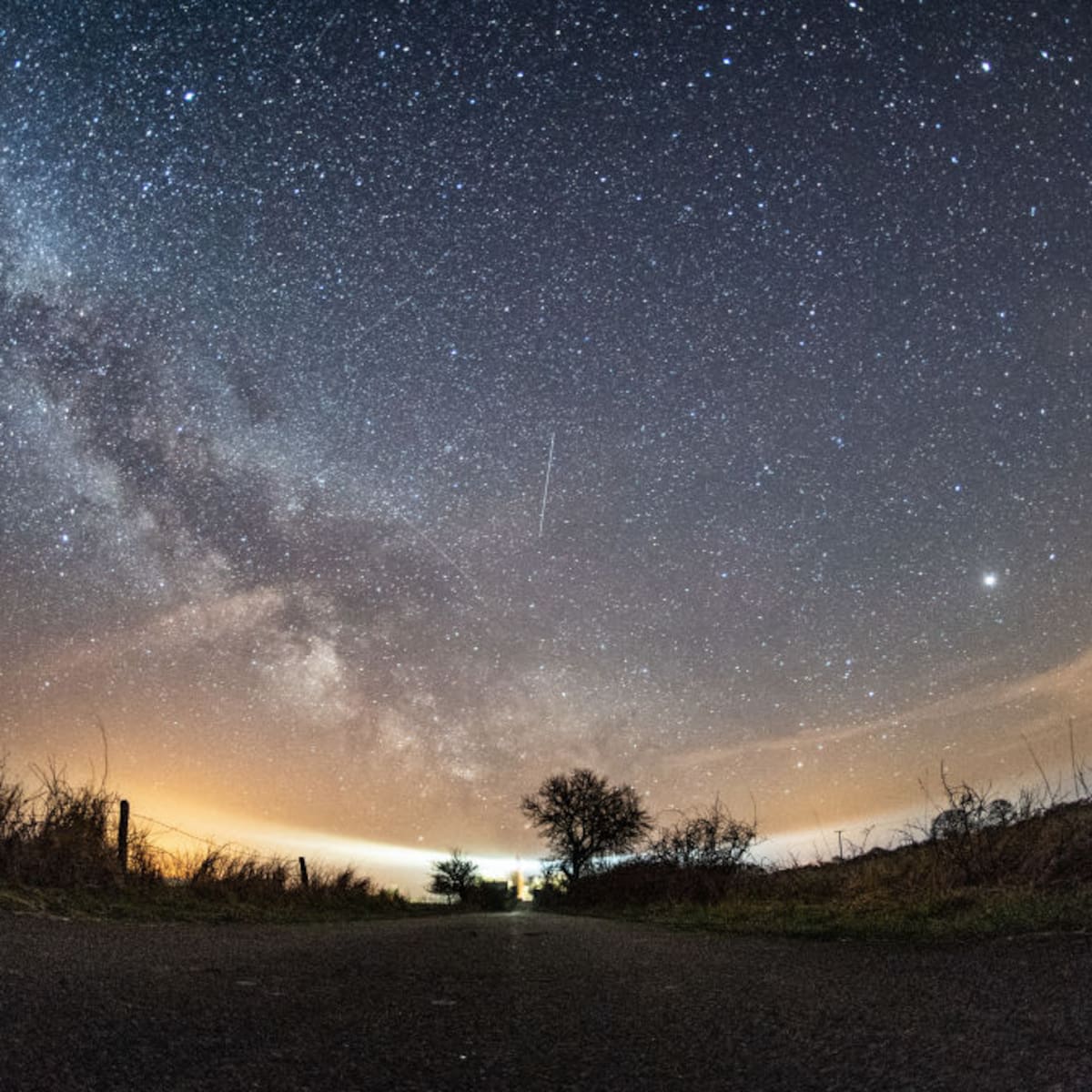 Cuándo ver las Líridas y todas las lluvias de meteoros en 2026: guía y calendario completo para disfrutar el cielo nocturno