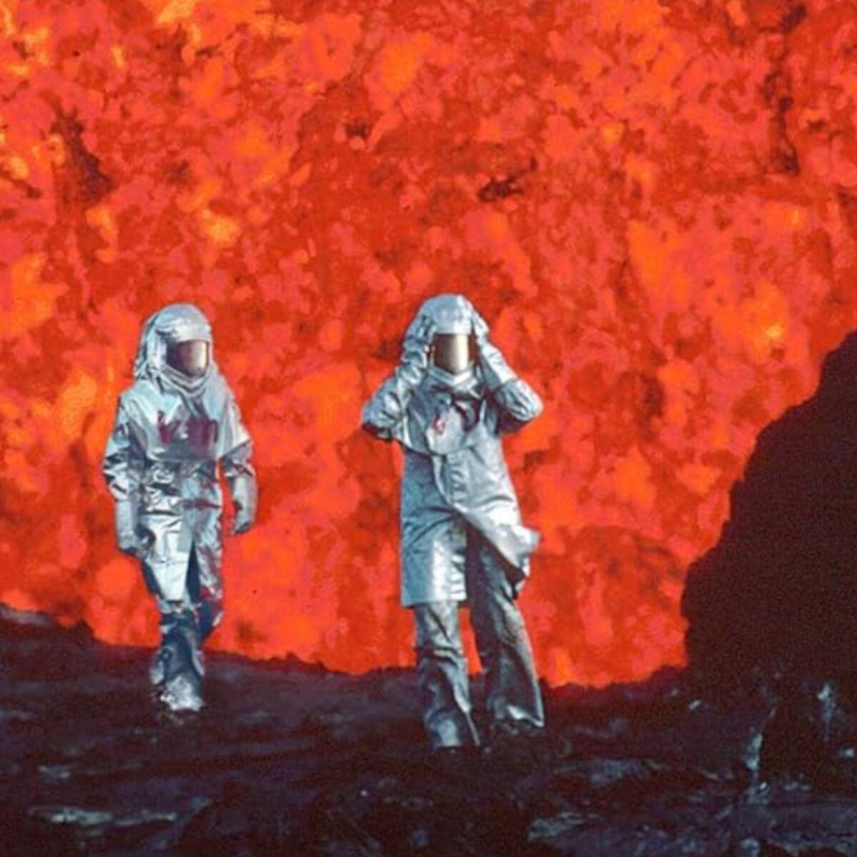 Esta película habla de un amor trágico, una pareja que llevó al extremo su pasión por los volcanes, al punto de morir en uno de ellos