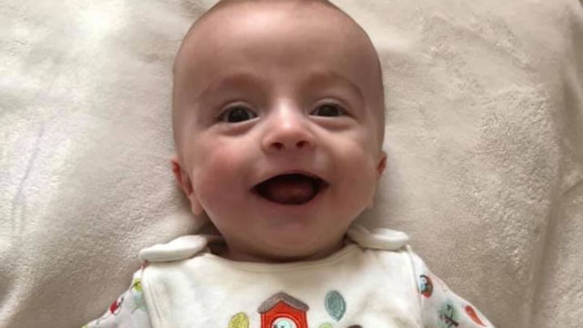 Bebé despierta de coma y lo primero que hace es sonreírle a su papá