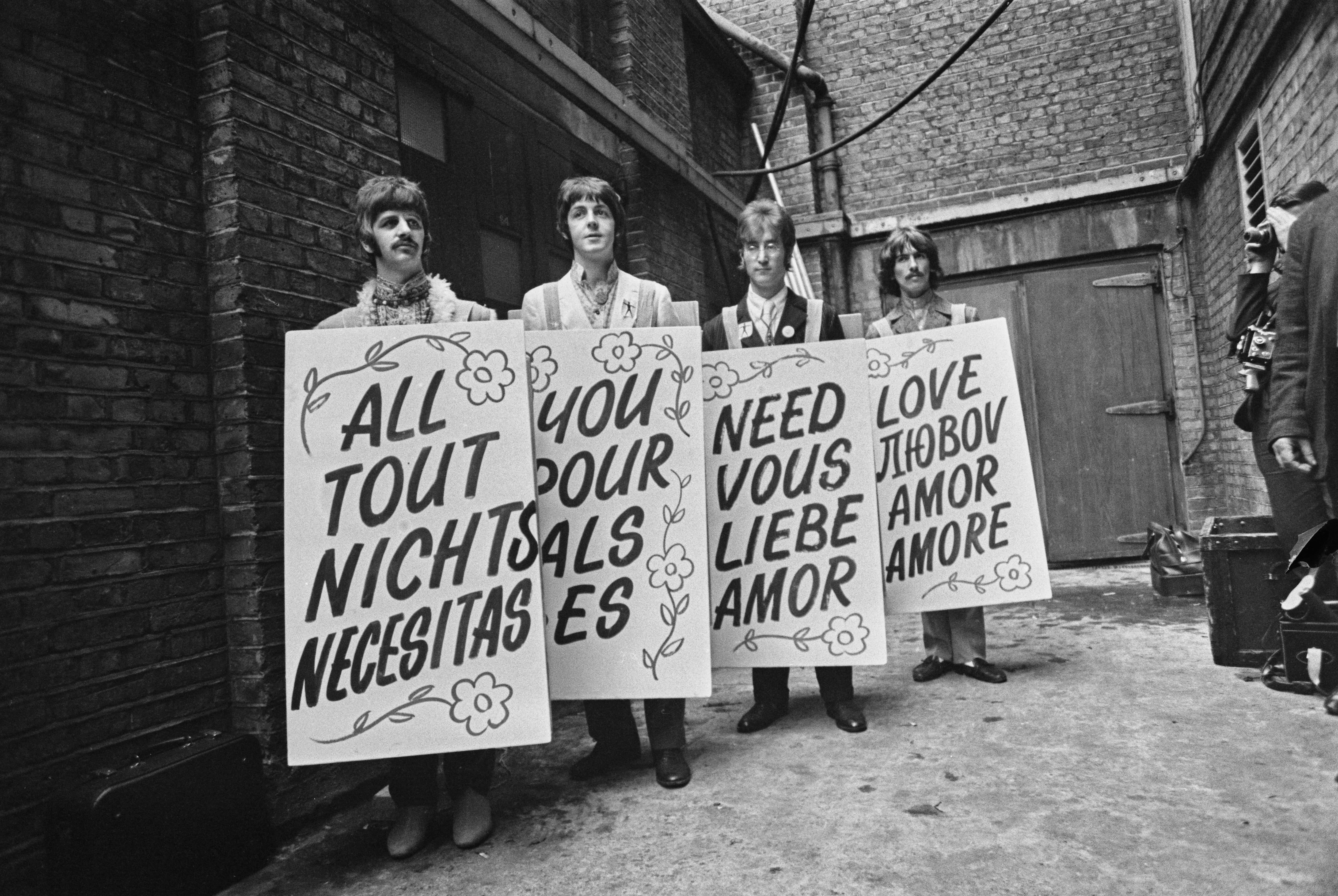 The Beatles previo a la presentación de 'All You Need Is Love' como parte de 'Our World'.
