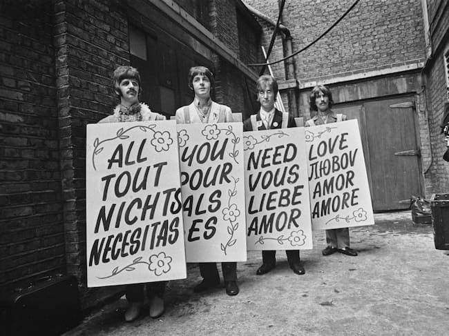 The Beatles previo a la presentación de 'All You Need Is Love' como parte de 'Our World'.