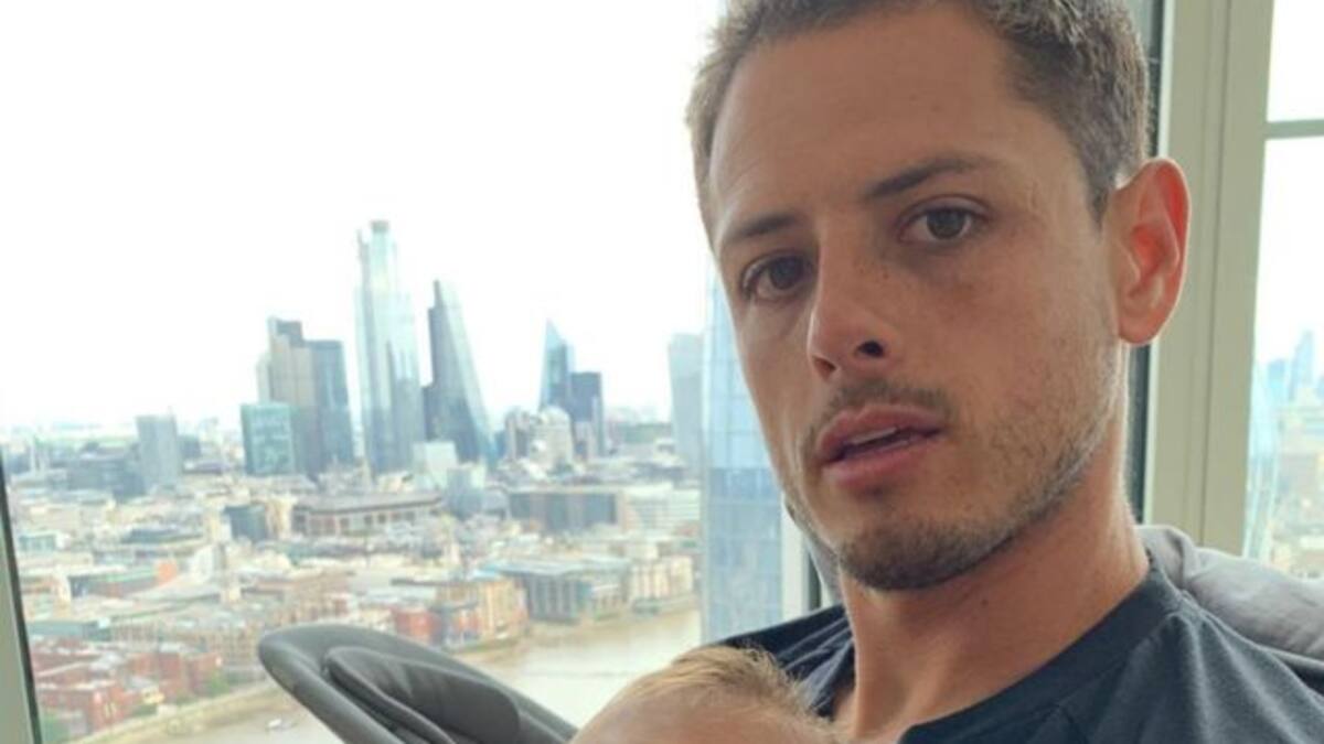 Chicharito pide a fans hacer meme con foto de su bebé