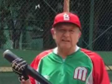 AMLO se escapa "un ratito" para practicar béisbol