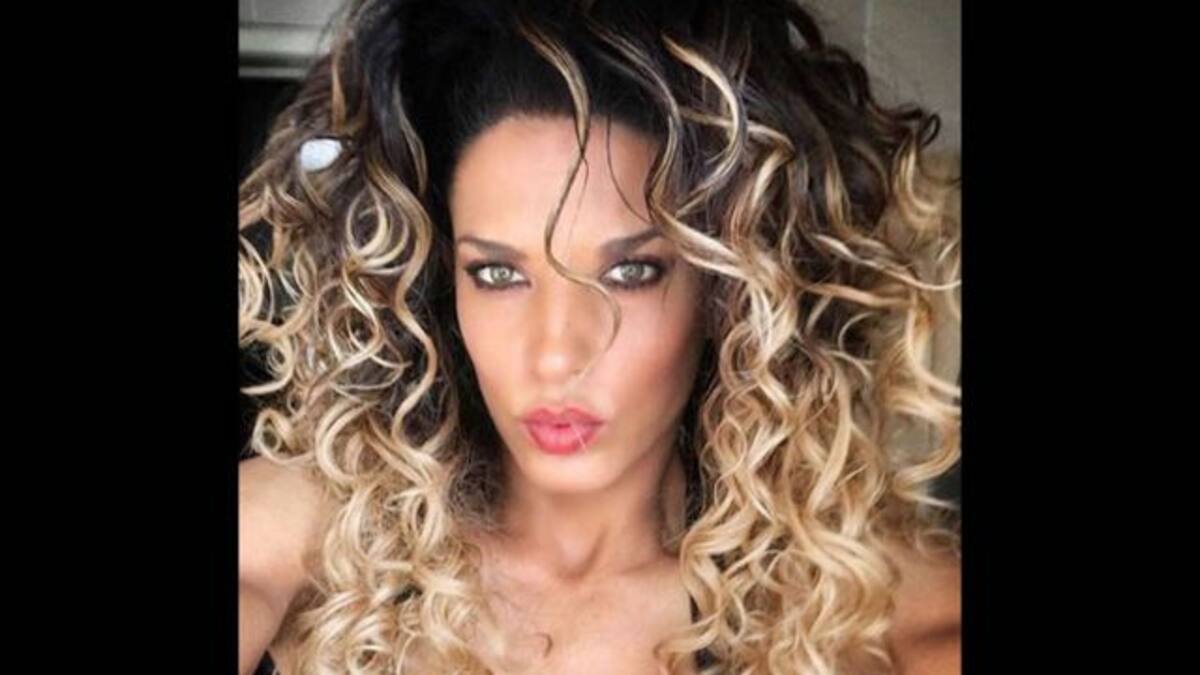 Ex concursante de reality show posa en dimunuta prenda