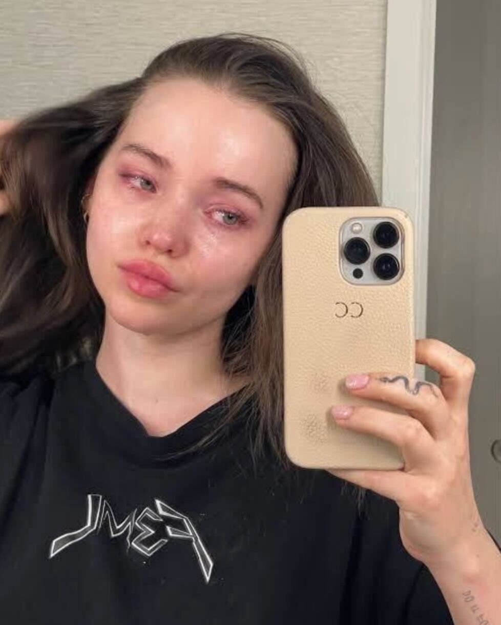 Dove Cameron llorando