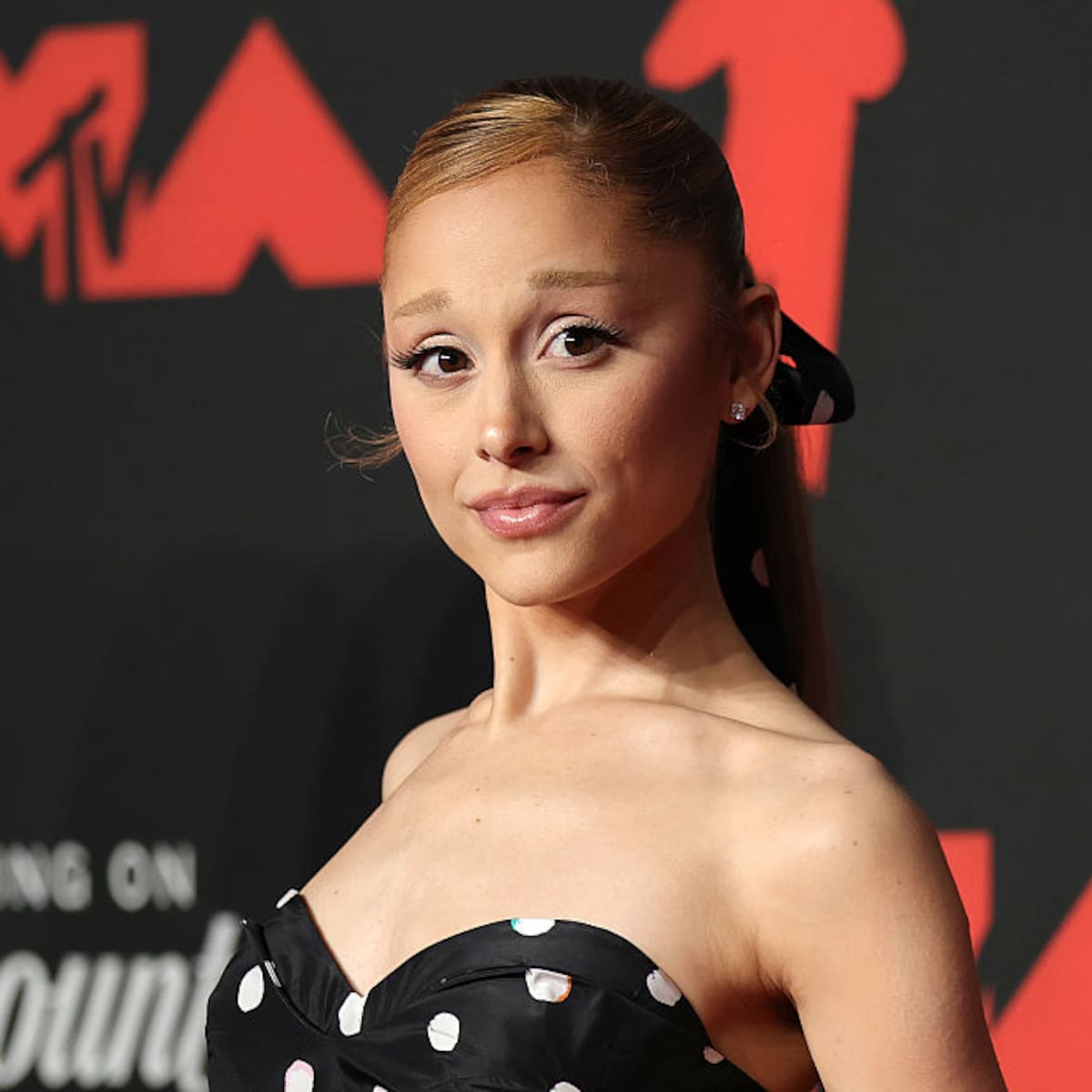 Esta es la nueva película en donde actuará Ariana Grande junto a Ben Stiller y Robert De Niro