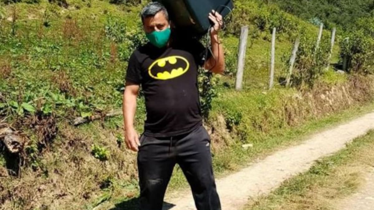 Profesor regala televisores a alumnos de bajos recursos