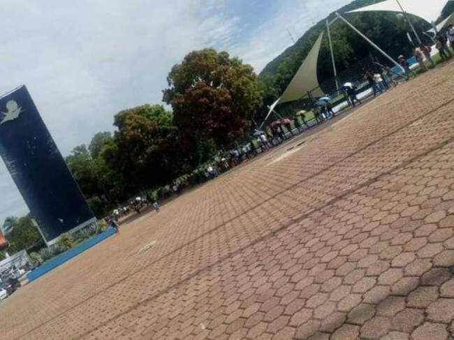 Nadie lo metió a la fila y se tuvo que formar por horas para recibir su dosis