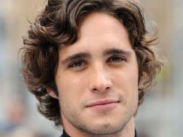 Sensual baile de Diego Boneta le rompe el pantalón