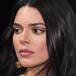 Kendall Jenner enseña todo en vestidos de transparencia