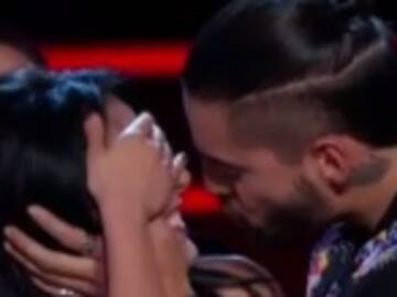 Maluma besa en la boca a concursante de "La Voz"