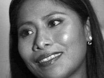 Yalitza Aparicio posa junto a Joaquin Phoenix