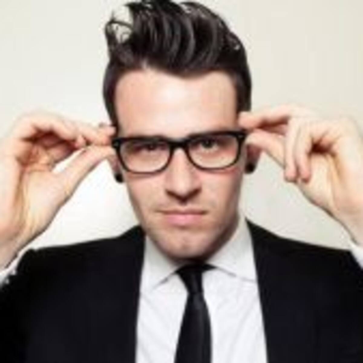 El teorema #112 que dice: “Los hombres que usan lentes de marco grueso, suelen decir groserías en las relaciones”