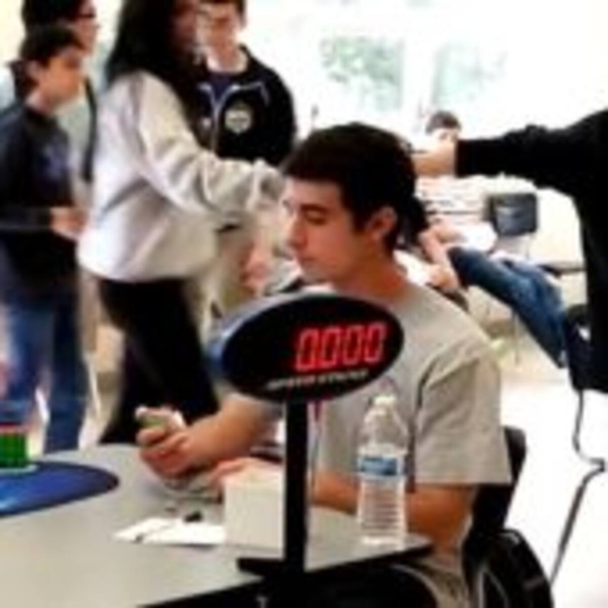 Resuelve el cubo de Rubik en 5,25 segundos y bate el récord del mundo