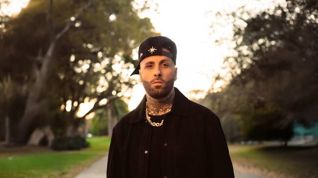 Nicky Jam en la foto promocional de su canción 'Dile a él', del nuevo EP 'Sunshine'