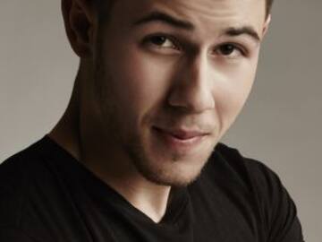 ¿Nick Jonas tiene un romance con una actriz mayor que él?