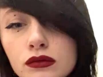 Se pintó el cabello y su rostro terminó deformado