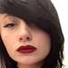 Se pintó el cabello y su rostro terminó deformado