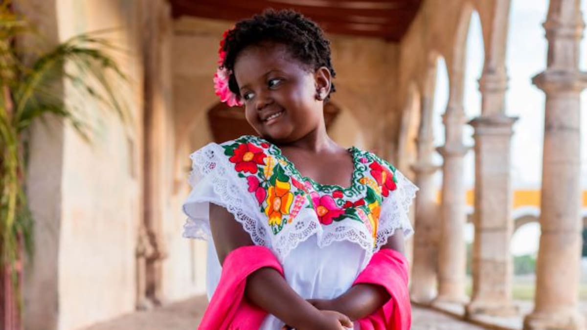 Niña de Chicago porta con orgullo traje típico de Yucatán y se hace viral