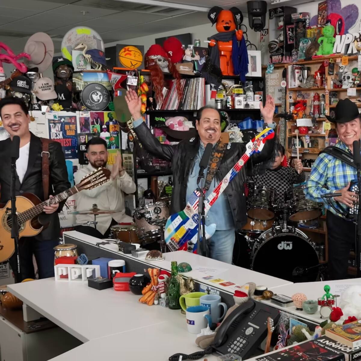 Los Tigres del Norte conquistan el Tiny Desk con un poderoso mensaje