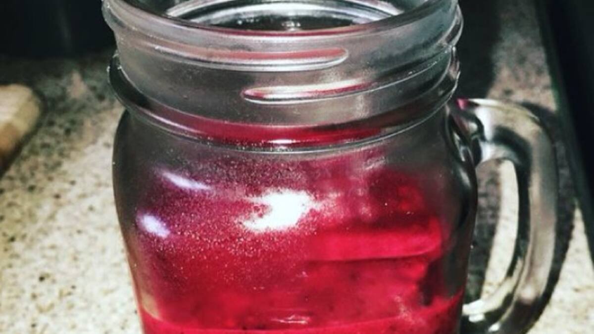 Mujer se hace un smoothie de placenta y le da a su hijo y esposo