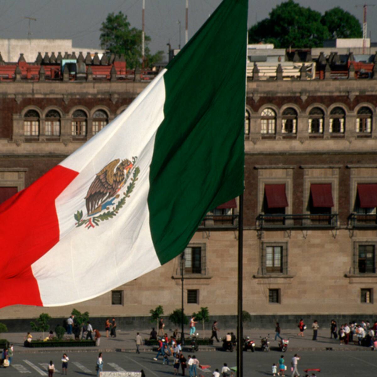 ¿Por qué se celebra el Día de la Bandera en México y cuál es el origen y significado de sus colores?