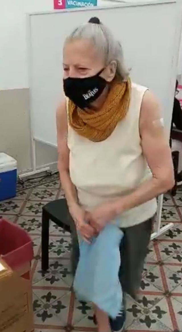 Luci, abuelita argentina, baila para celebrar que ya la vacunaron