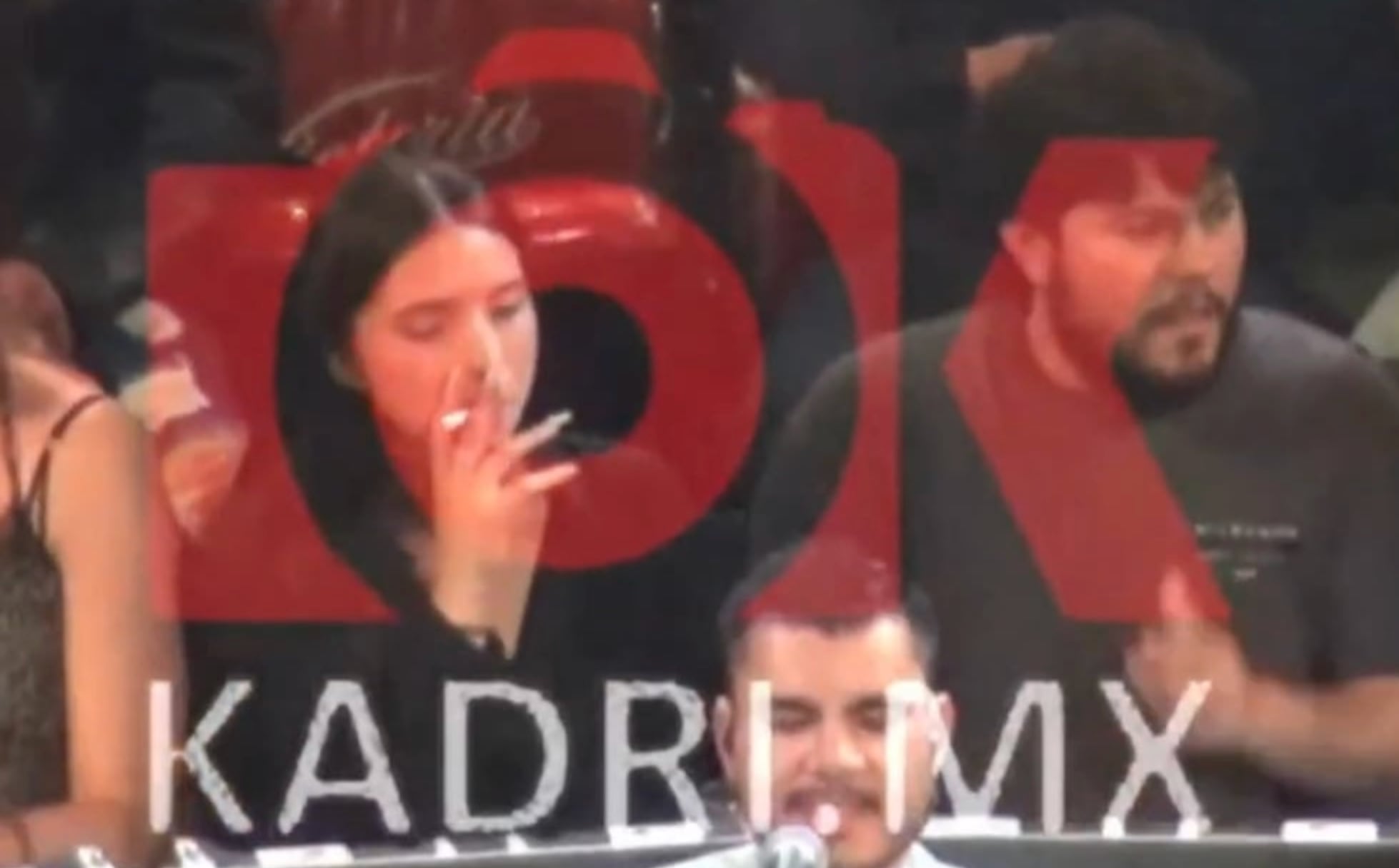 Ángela Aguilar fumando