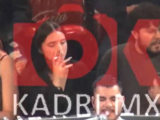 Ángela Aguilar fumando