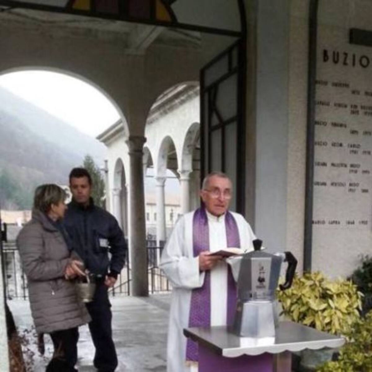 Depositan sus cenizas en una cafetera