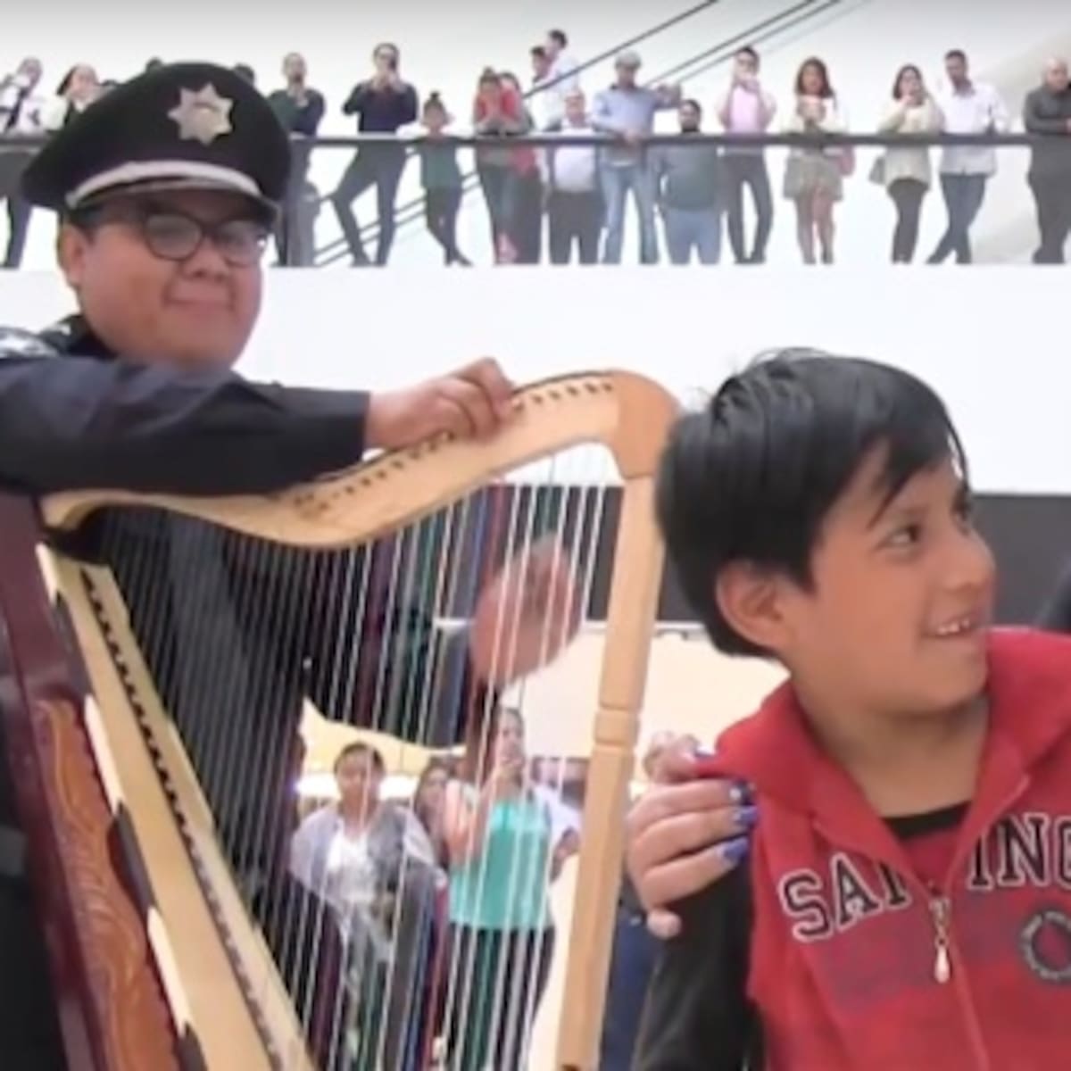 Flashmob de la Policía Federal en Plaza Universidad