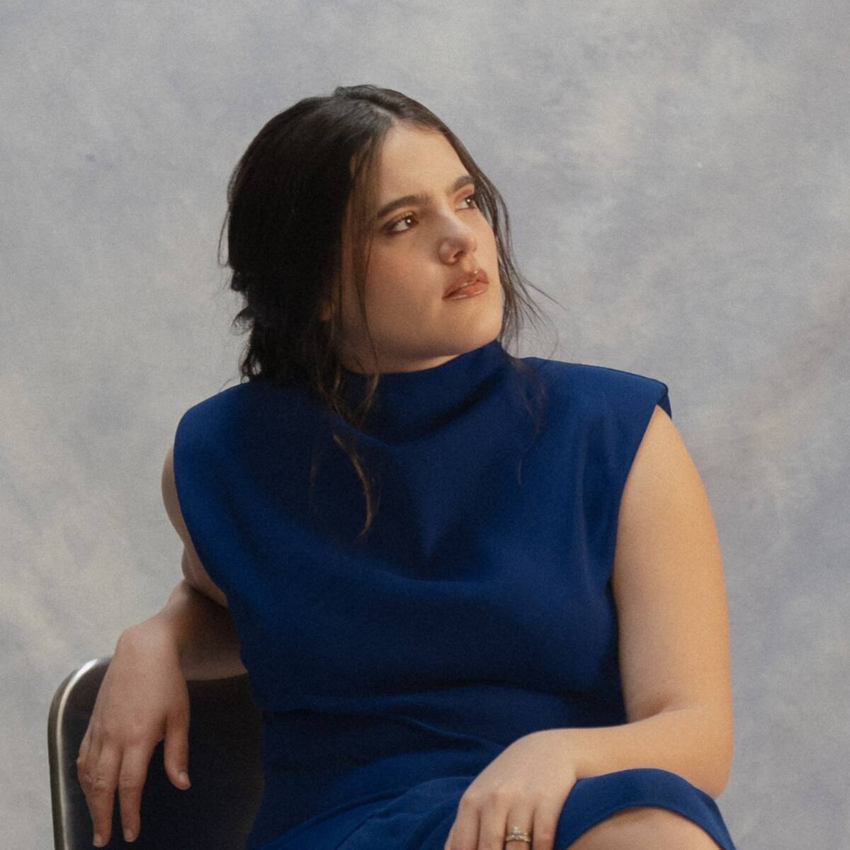 Camila Fernández estrena 'Suéltame' y nos cuestiona ¿te quedas cuando el amor se hace costumbre?