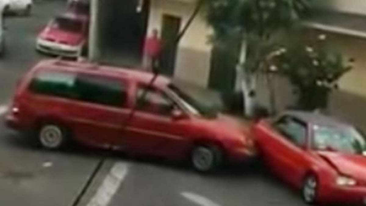 Conflicto vial hace enfurecer a #LadyChoques y destroza un auto