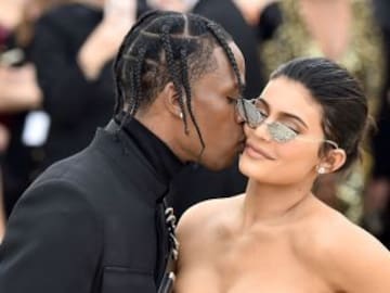 Travis Scott recibe a Kylie Jenner con pétalos de rosa
