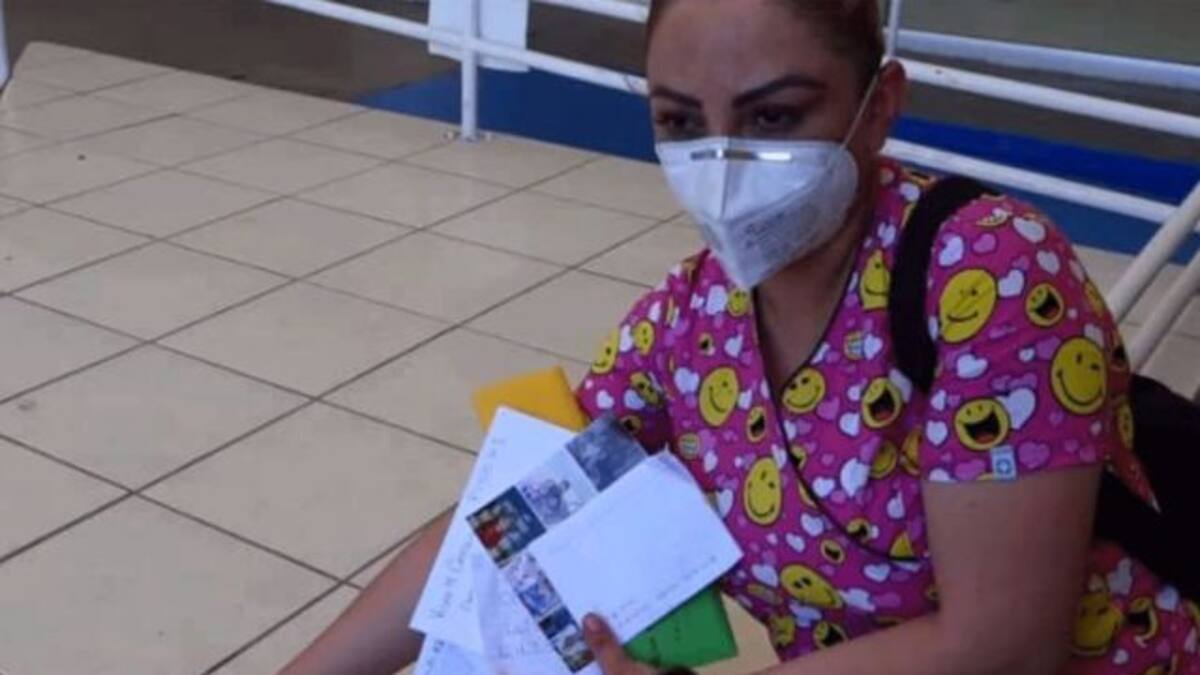 Enfermera entrega cartas a pacientes con Coronavirus