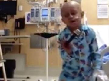 Niño vence el cáncer y lo celebra al ritmo de Michael Jackson