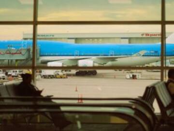 Olvidó a su bendición en el aeropuerto, aterrizan de emergencia