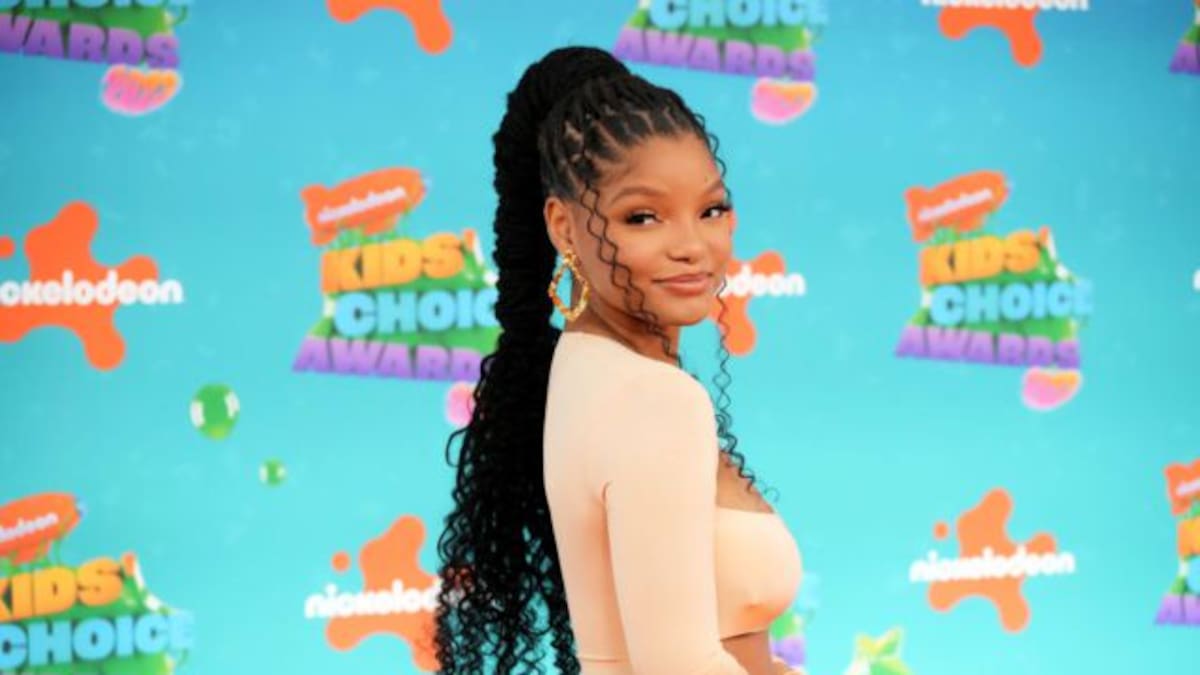 Halle Bailey presenta su propia muñeca de "La Sirenita"