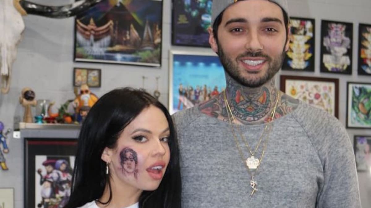 Se tatuó el rostro de Harry Styles en la mejilla y el resultado es terrible