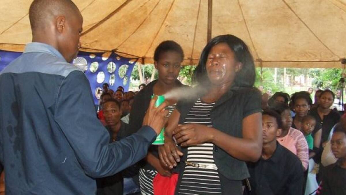 Pastor fumiga a sus seguidores para “curar sus dolencias”