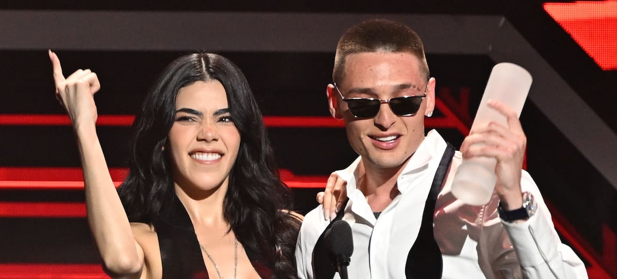 Kenia Os entrega el Premio Vanguardia a su chico, Peso Pluma en los Premios Billboard de la Música Latina 2025.