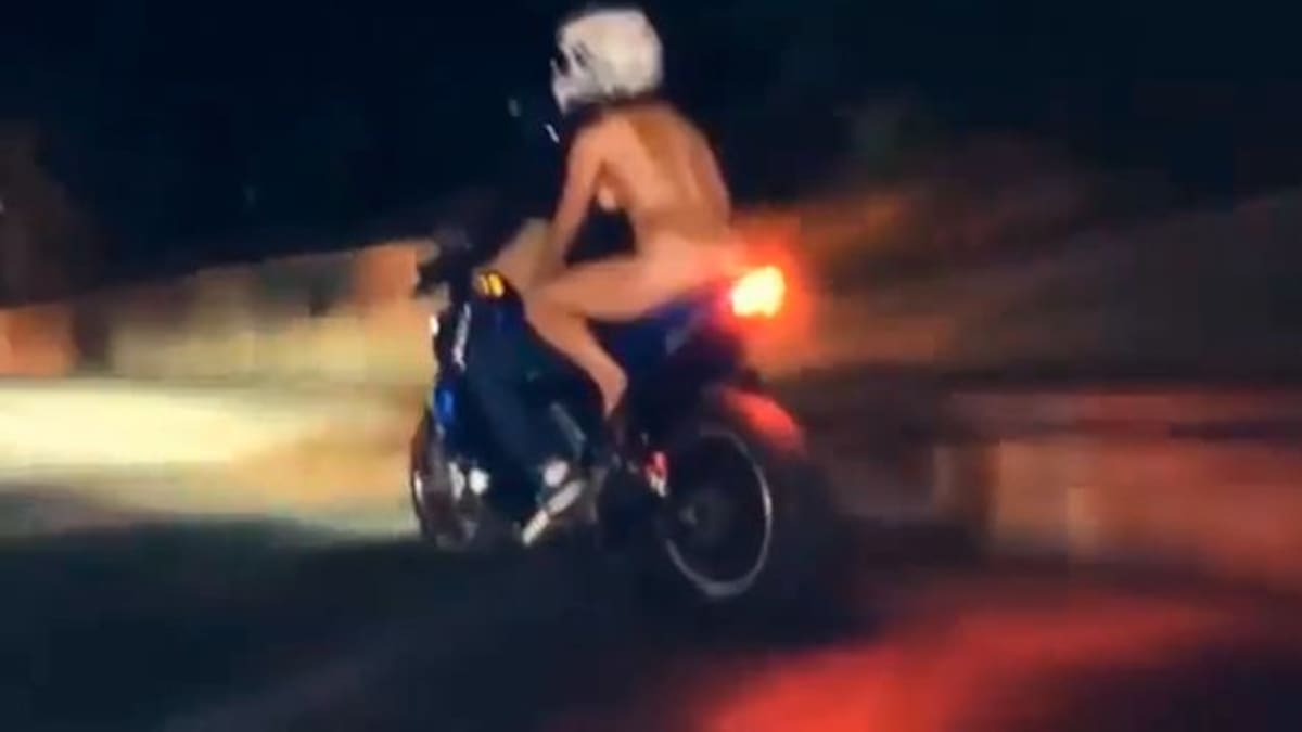 ¿Desnuda y en moto?