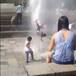 Niña sale volando de una fuente y se hace viral