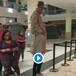 Intentan colarse al cine a ver Black Panther con un peculiar disfraz