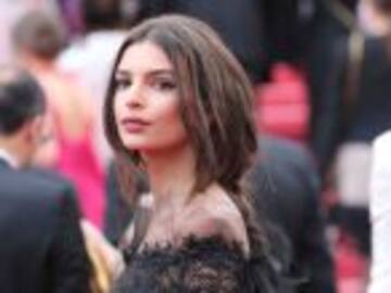 El topless más provocativo de Emily Ratajkowski