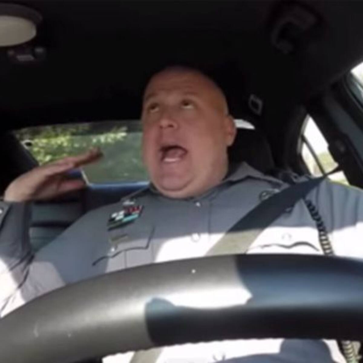 Policia con toda la actitud!