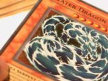 Vende cartas de colección para pagar el kínder de su hija