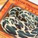 Vende cartas de colección para pagar el kínder de su hija